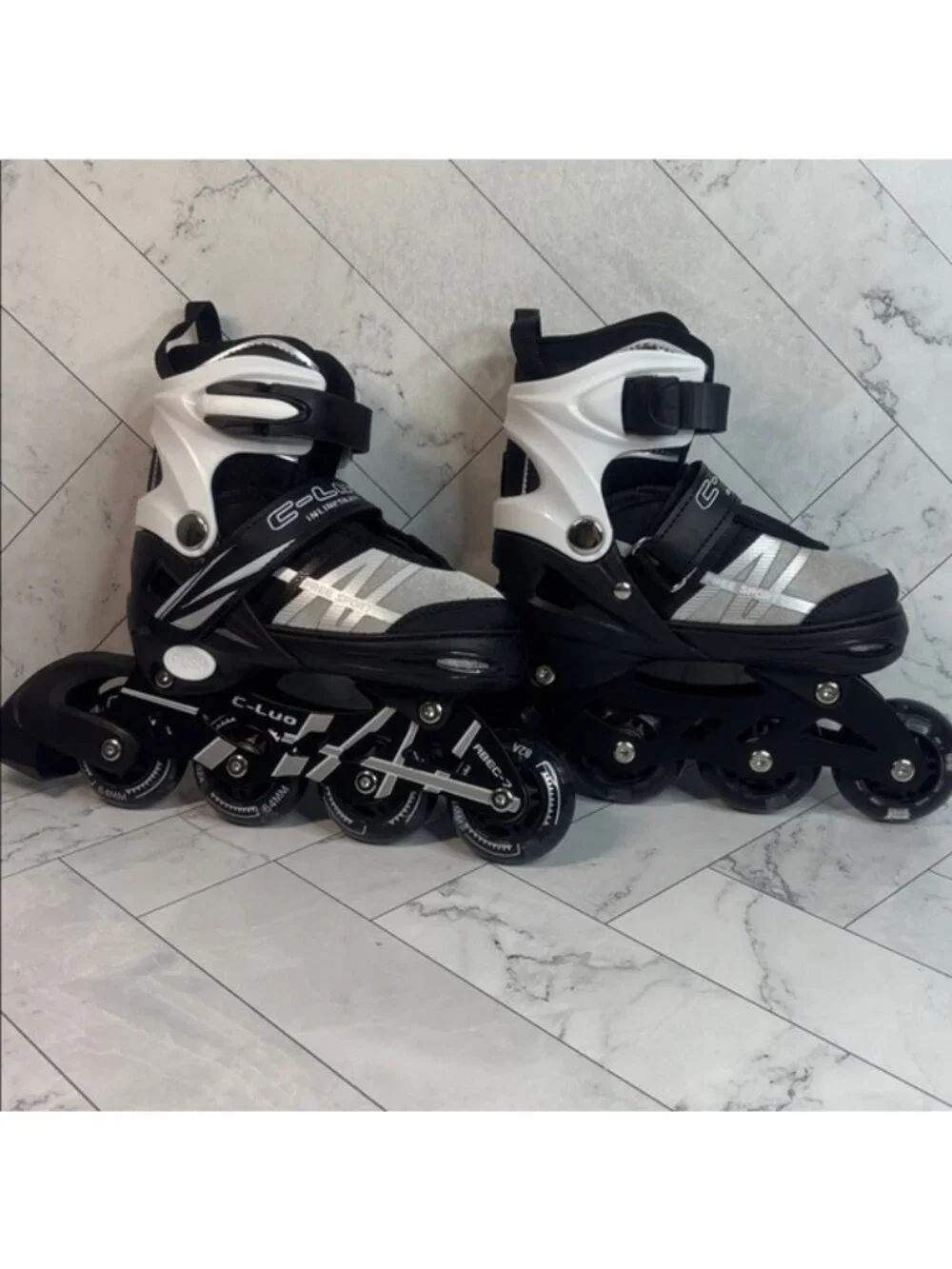 NWT Otwcoolzls Kids Black Silver Inline Skates Light Up Wheels Size S (10-13)